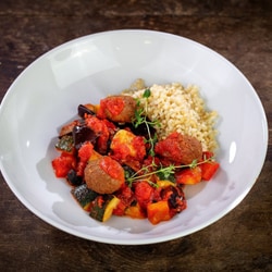 Ratatouille s vegetariánskými koulemi a bulgurem Ratatouille s vegetariánskými koulemi a bulgurem